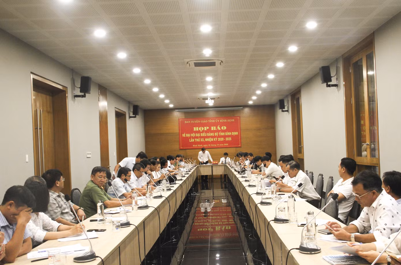 Quà tặng Đại hội Đảng bộ tỉnh Bình Định mang tính tượng trưng ảnh 1