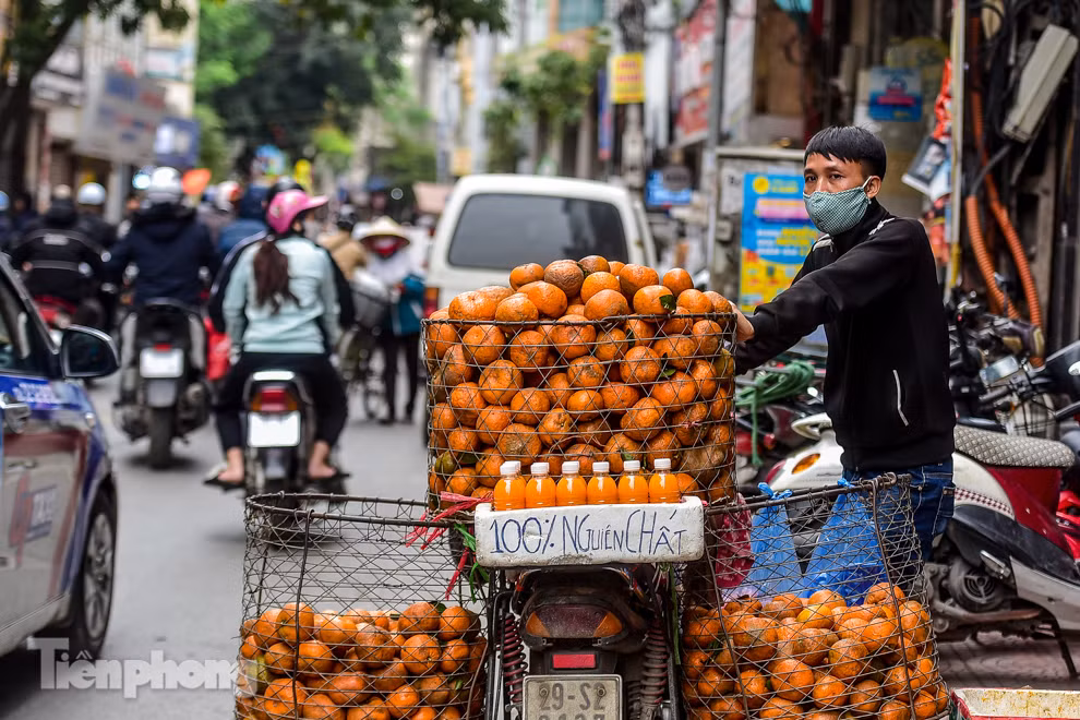 'Hốt bạc' nhờ vắt nước cam trên phố Hà Nội thời dịch Covid-19 ảnh 9