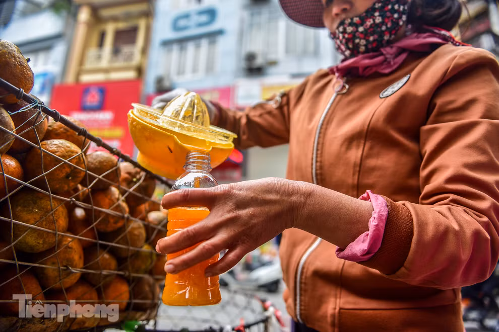 'Hốt bạc' nhờ vắt nước cam trên phố Hà Nội thời dịch Covid-19 ảnh 6