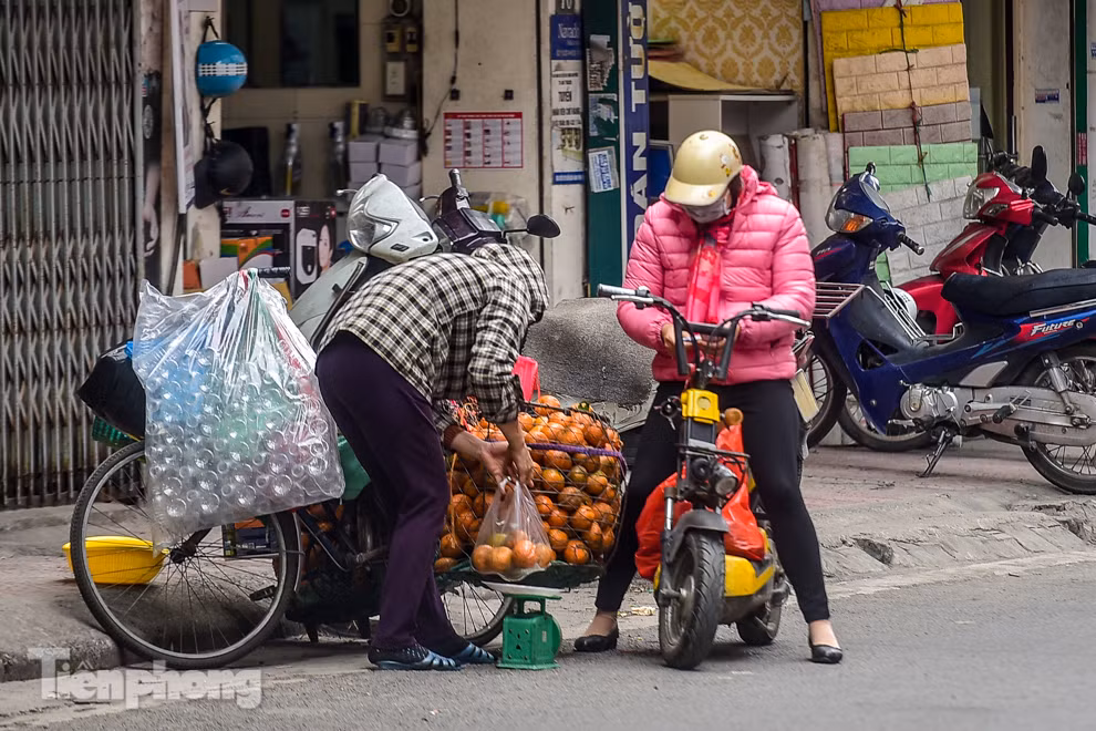 'Hốt bạc' nhờ vắt nước cam trên phố Hà Nội thời dịch Covid-19 ảnh 1