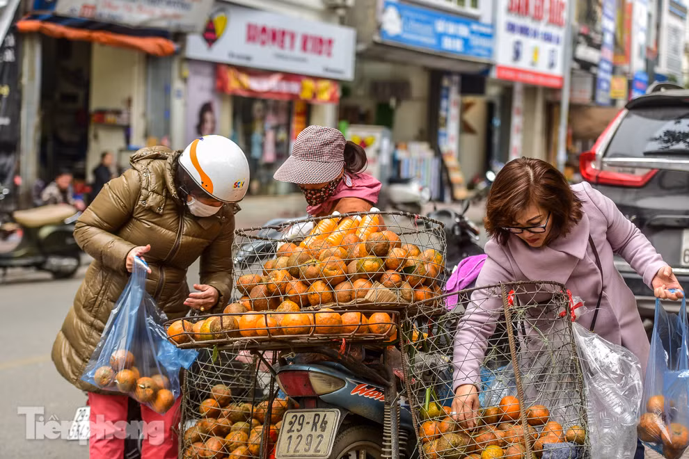 'Hốt bạc' nhờ vắt nước cam trên phố Hà Nội thời dịch Covid-19 ảnh 2
