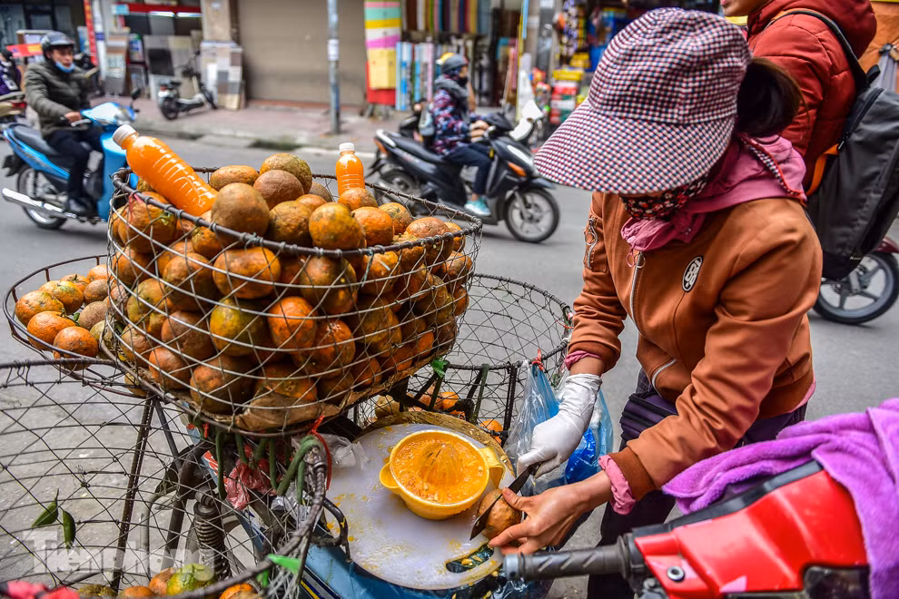 'Hốt bạc' nhờ vắt nước cam trên phố Hà Nội thời dịch Covid-19 ảnh 7