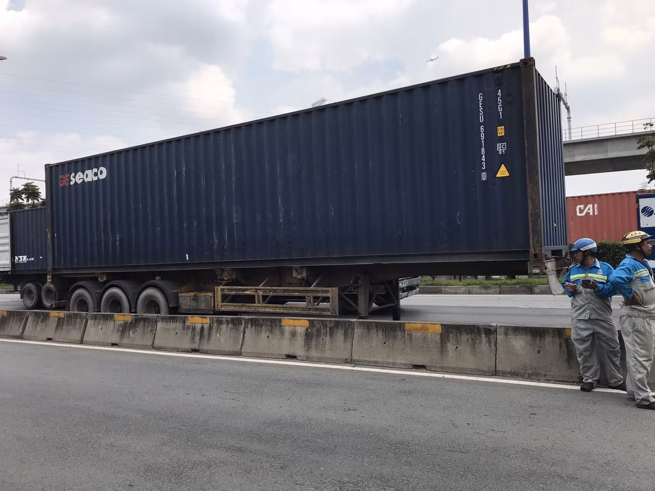 Cabin xe container cháy rụi, tài xế thoát nạn ảnh 2