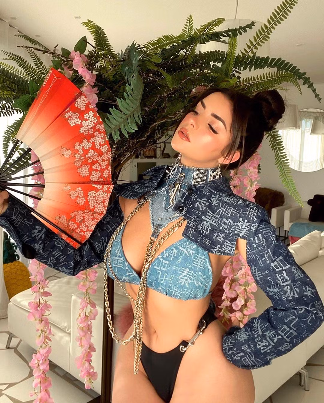 ‘Nữ hoàng nội y’ nước Anh phô diễn đường cong phồn thực với bikini bé xíu ảnh 2