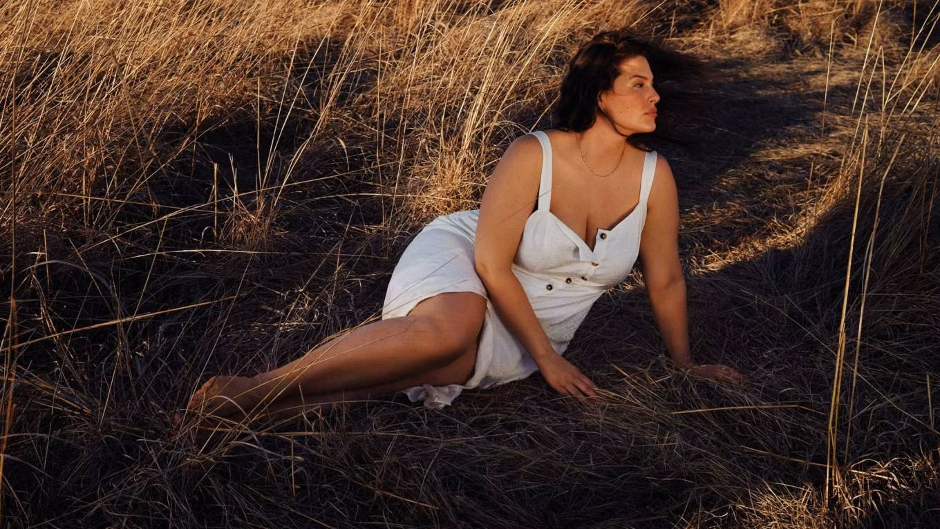 Đường cong 'gái một con' đẫy đà bốc lửa của mẫu ngoại cỡ Ashley Graham ảnh 1
