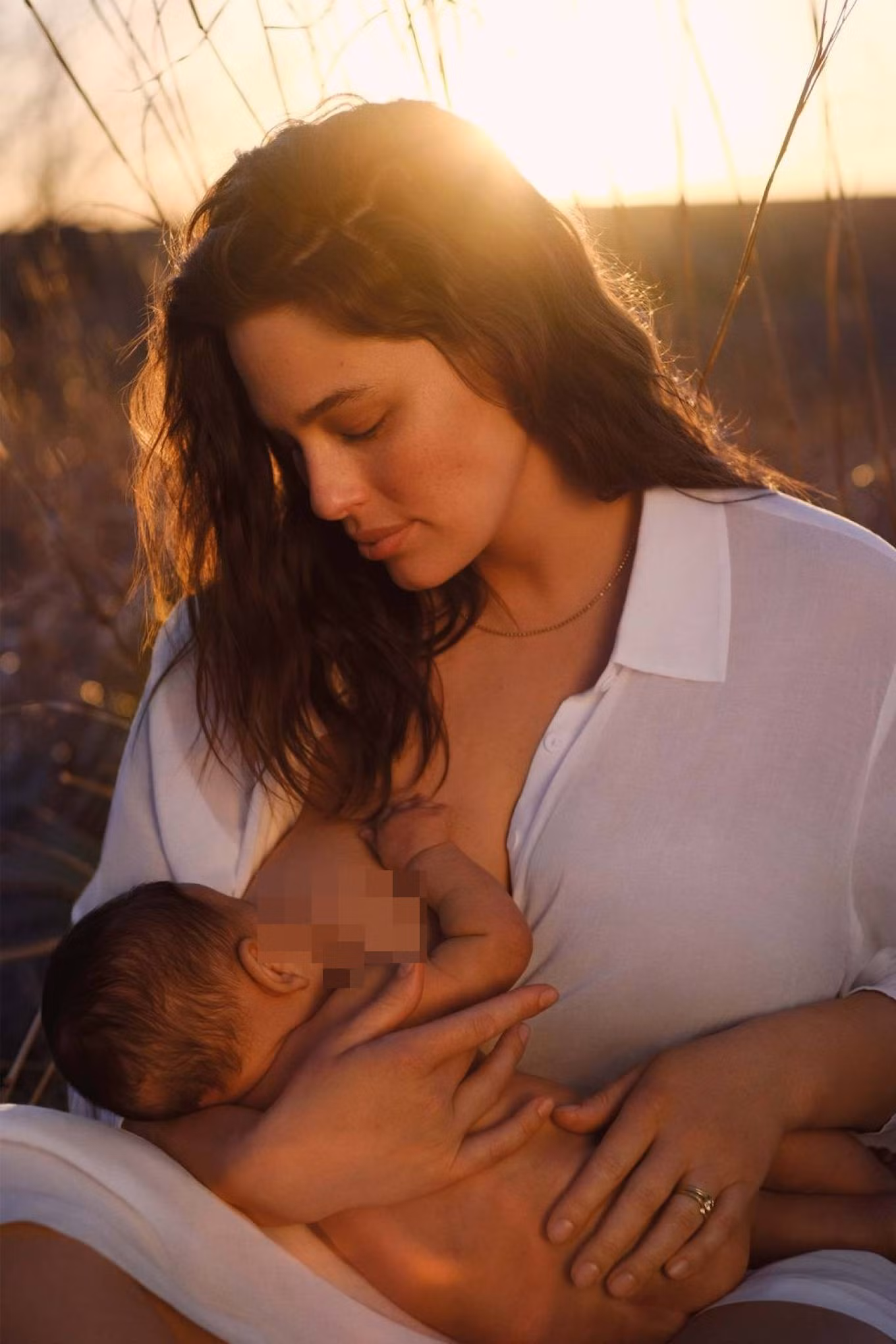 Đường cong 'gái một con' đẫy đà bốc lửa của mẫu ngoại cỡ Ashley Graham ảnh 5