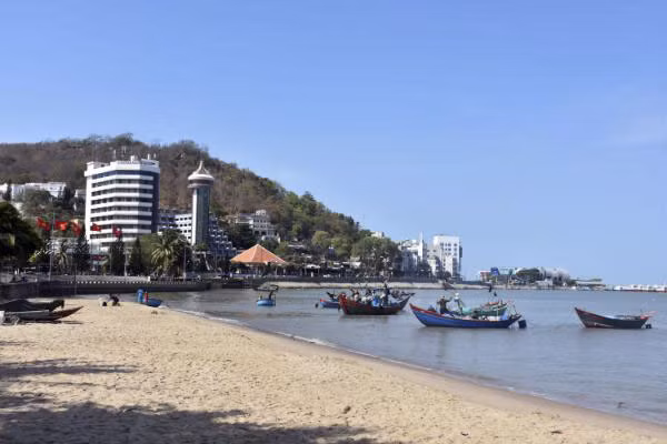 Vũng Tàu cấm tắm, du khách ngậm ngùi ngồi bờ kè ngắm biển ảnh 7