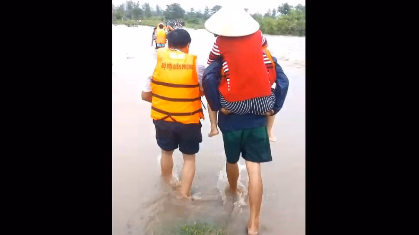 Dầm mưa, vượt lũ đưa dân ra khỏi vùng ngập lụt ảnh 3