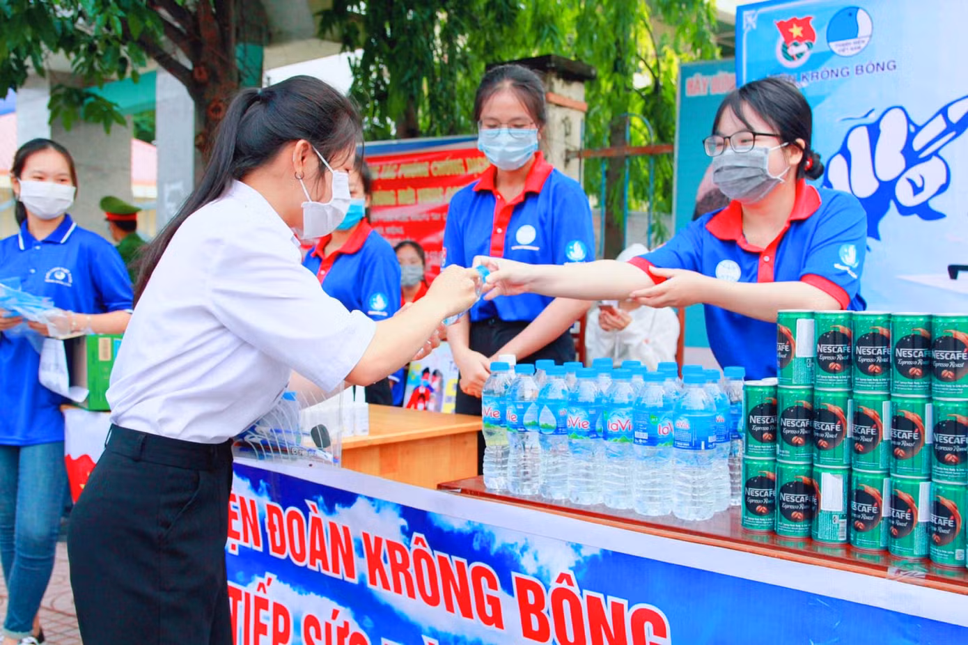 Hơn 1.000 thanh niên Hà Tĩnh ‘đội nắng’ tiếp sức mùa thi ảnh 15