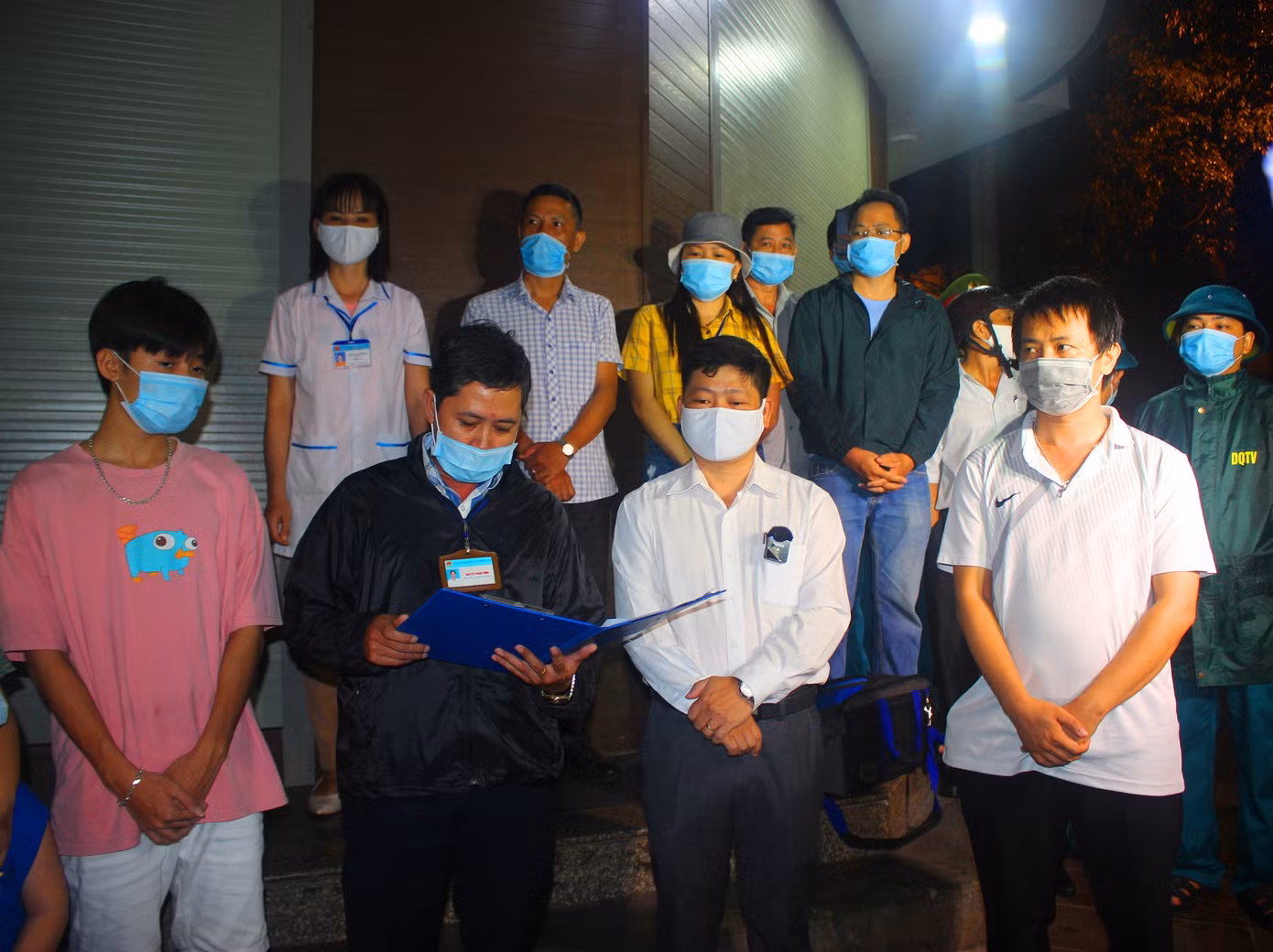Xúc động giây phút gỡ bỏ cách ly tại Buôn Ma Thuột ảnh 1