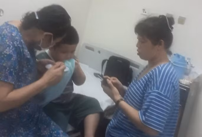 Ăn bánh mì có chứng nhận an toàn, 140 người nhập viện ảnh 1