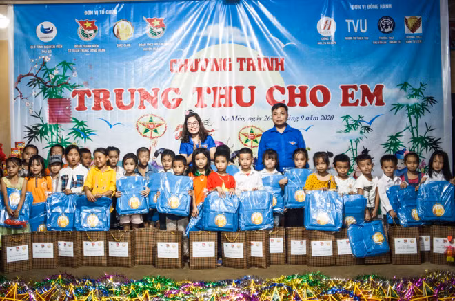 Tỉnh đoàn Nghệ An mang 'Đêm thu cổ tích' đến trẻ em nghèo ảnh 11