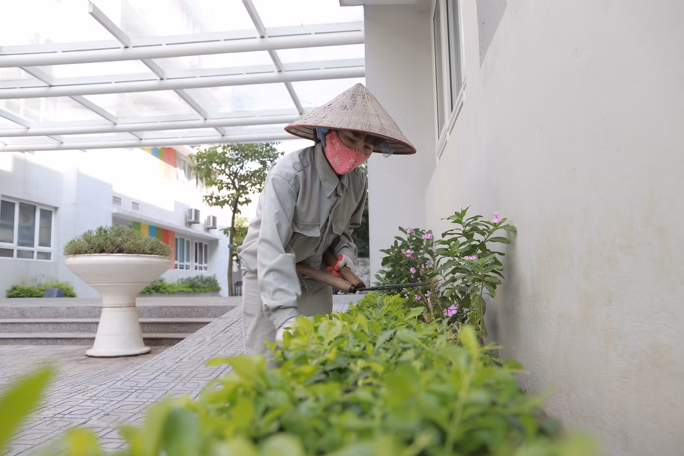 Dọn vệ sinh khử khuẩn, chuẩn bị đón học sinh quay lại trường ảnh 1