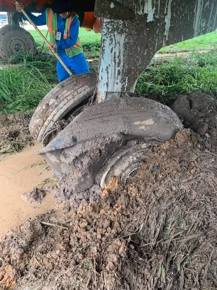 ‘Giải cứu’ thành công máy bay trượt khỏi đường băng Tân Sơn Nhất ảnh 1