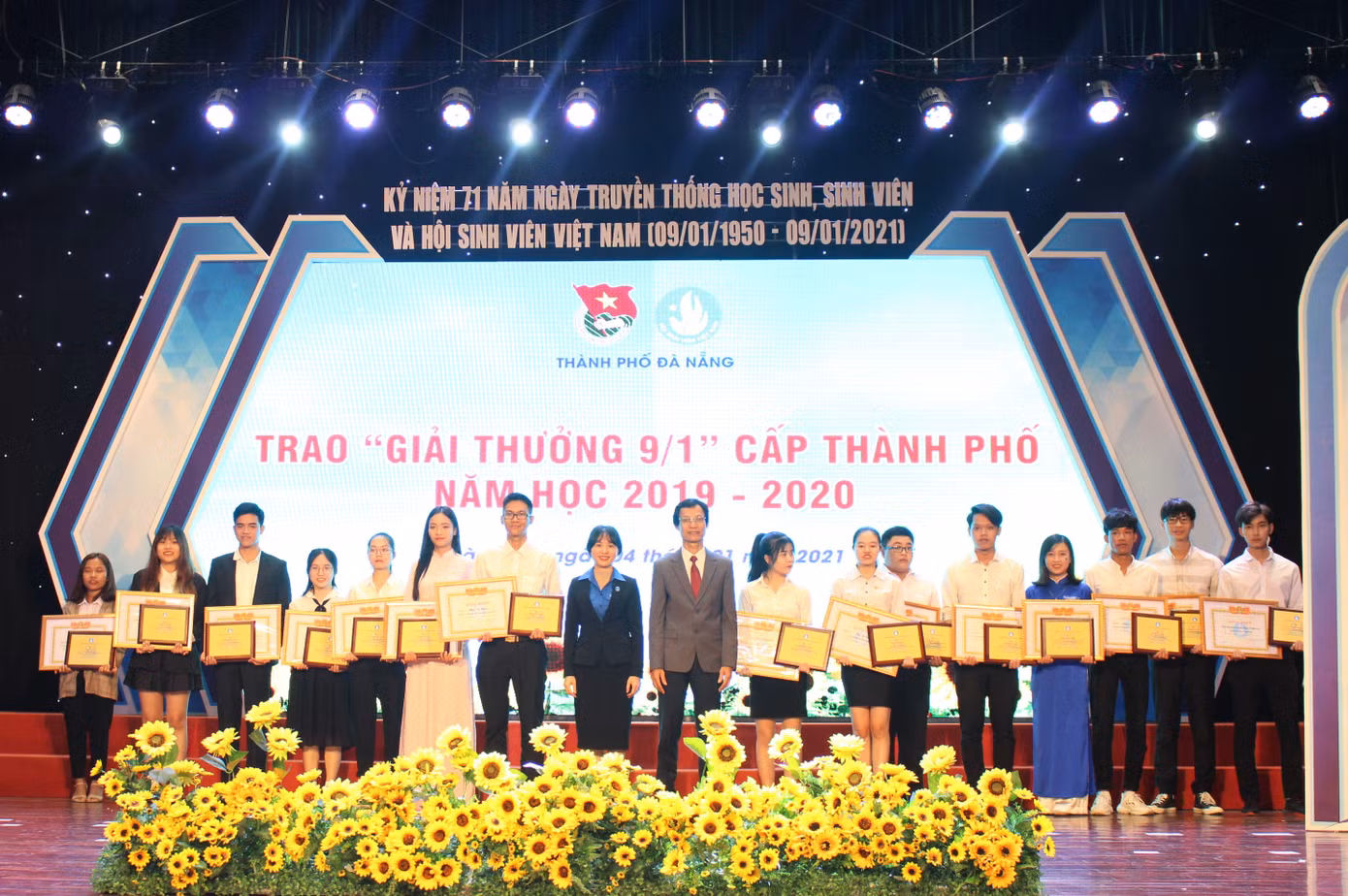 Thành Đoàn Đà Nẵng tặng 300 vé xe Tết cho sinh viên ảnh 2