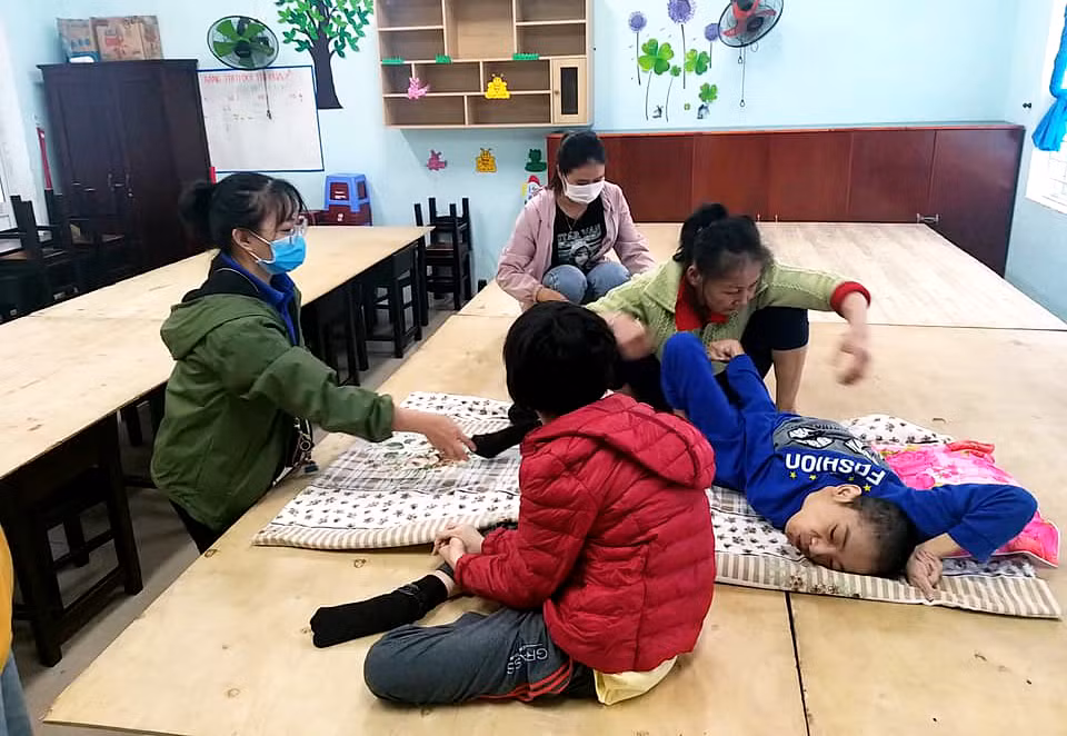 Thanh niên Đà Nẵng 'đi từng ngõ, gõ từng nhà' giúp dân sơ tán tránh bão số 13 ảnh 5