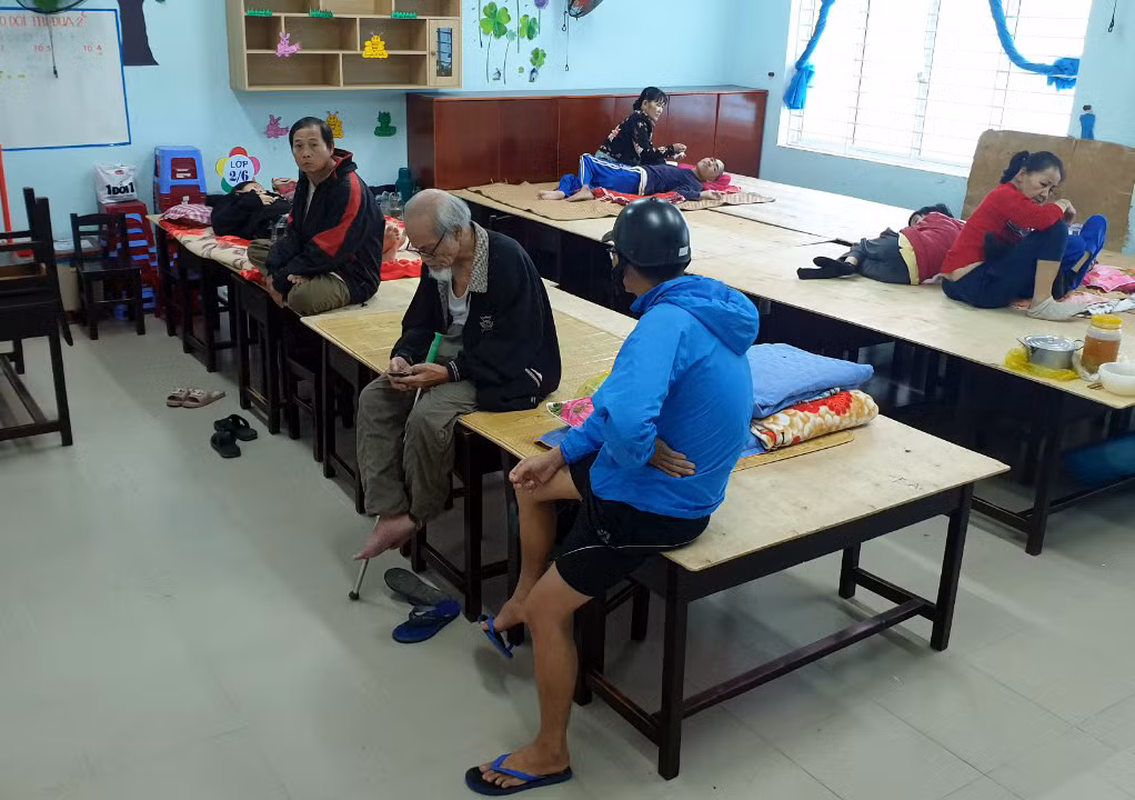 Thanh niên Đà Nẵng 'đi từng ngõ, gõ từng nhà' giúp dân sơ tán tránh bão số 13 ảnh 3