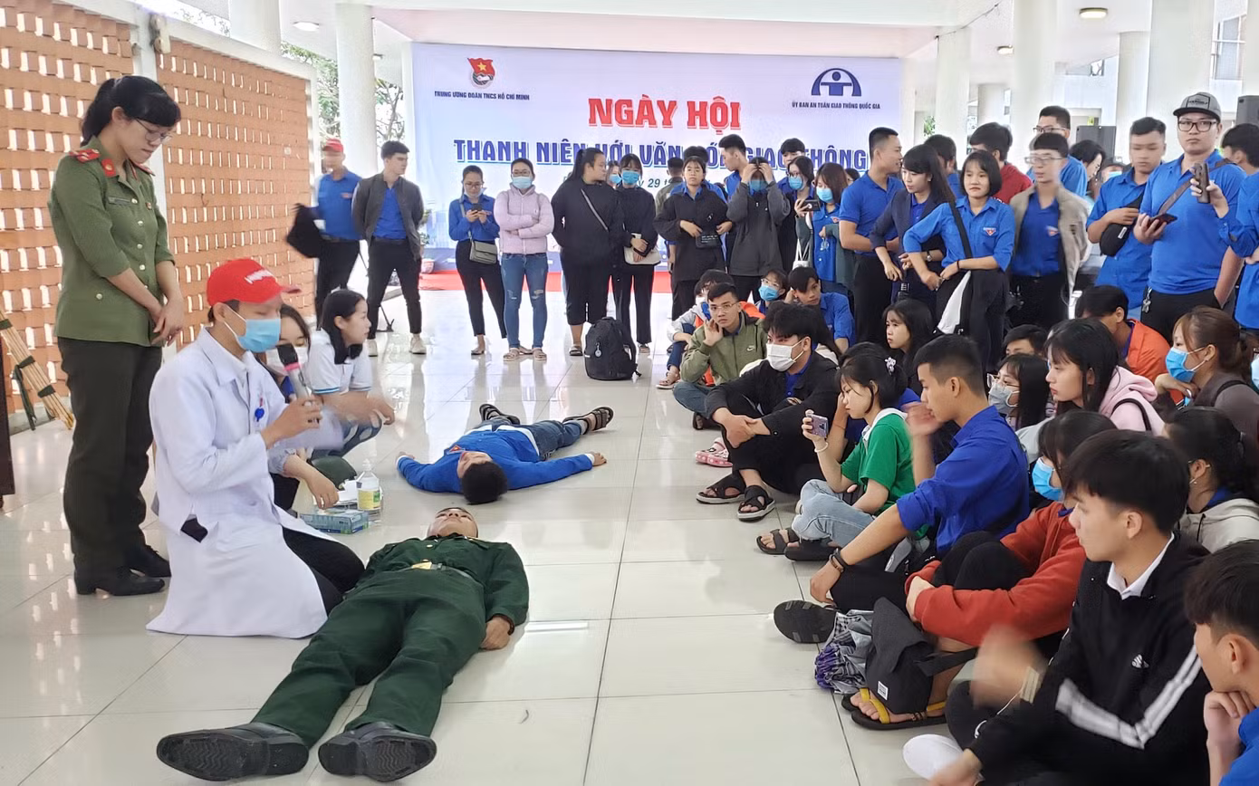 Tuổi trẻ Đắk Lắk mang niềm vui về buôn làng ảnh 4