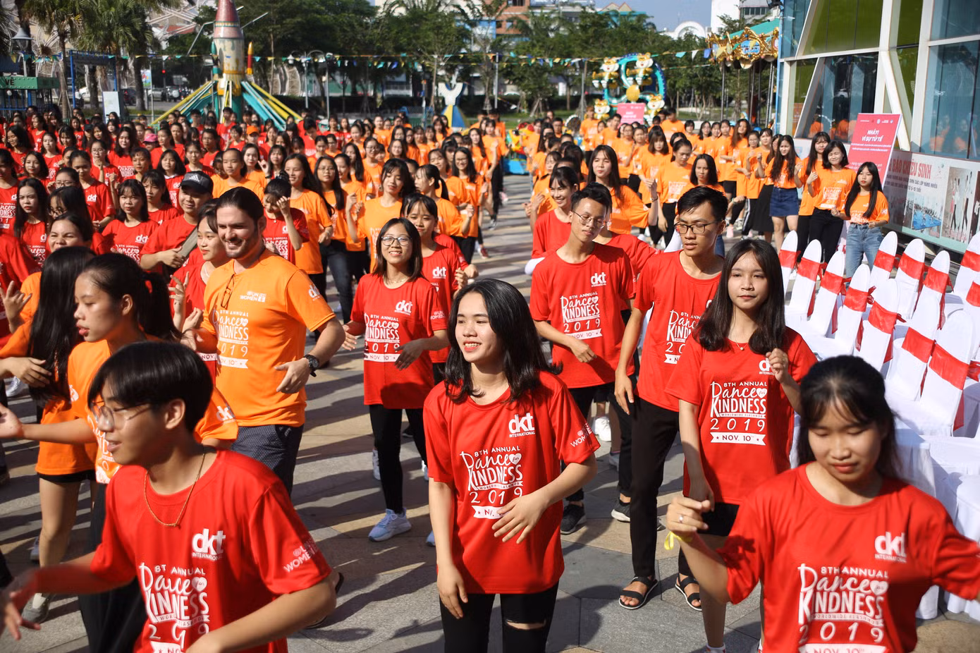 Hoa hậu Tiểu Vy cùng 1000 bạn trẻ nhảy vì sự tử tế ảnh 1