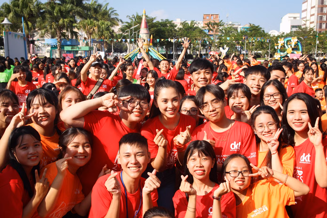 Hoa hậu Tiểu Vy cùng 1000 bạn trẻ nhảy vì sự tử tế ảnh 6