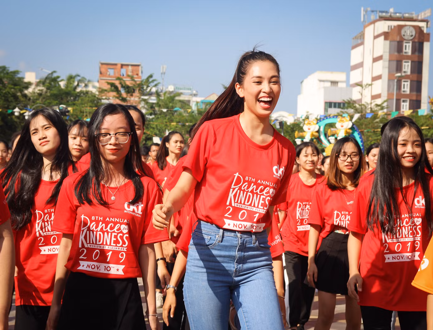Hoa hậu Tiểu Vy cùng 1000 bạn trẻ nhảy vì sự tử tế ảnh 2