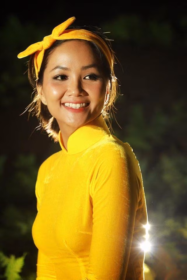 H'Hen Niê tái hiện khoảnh khắc tung váy lịch sử tại Miss Universe ở Sơn Đòong ảnh 5