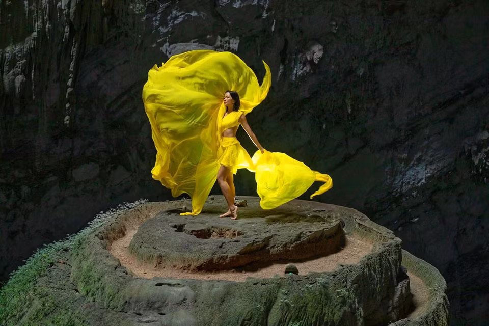 H'Hen Niê tái hiện khoảnh khắc tung váy lịch sử tại Miss Universe ở Sơn Đòong ảnh 11