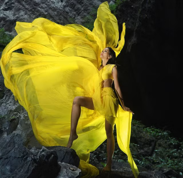 H'Hen Niê tái hiện khoảnh khắc tung váy lịch sử tại Miss Universe ở Sơn Đòong ảnh 1