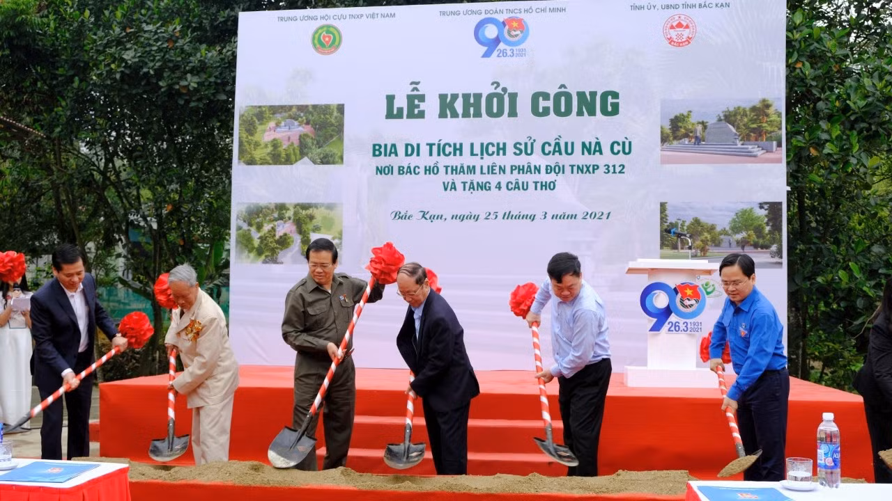 Về một nữ cán bộ Đoàn được phong anh hùng ảnh 3