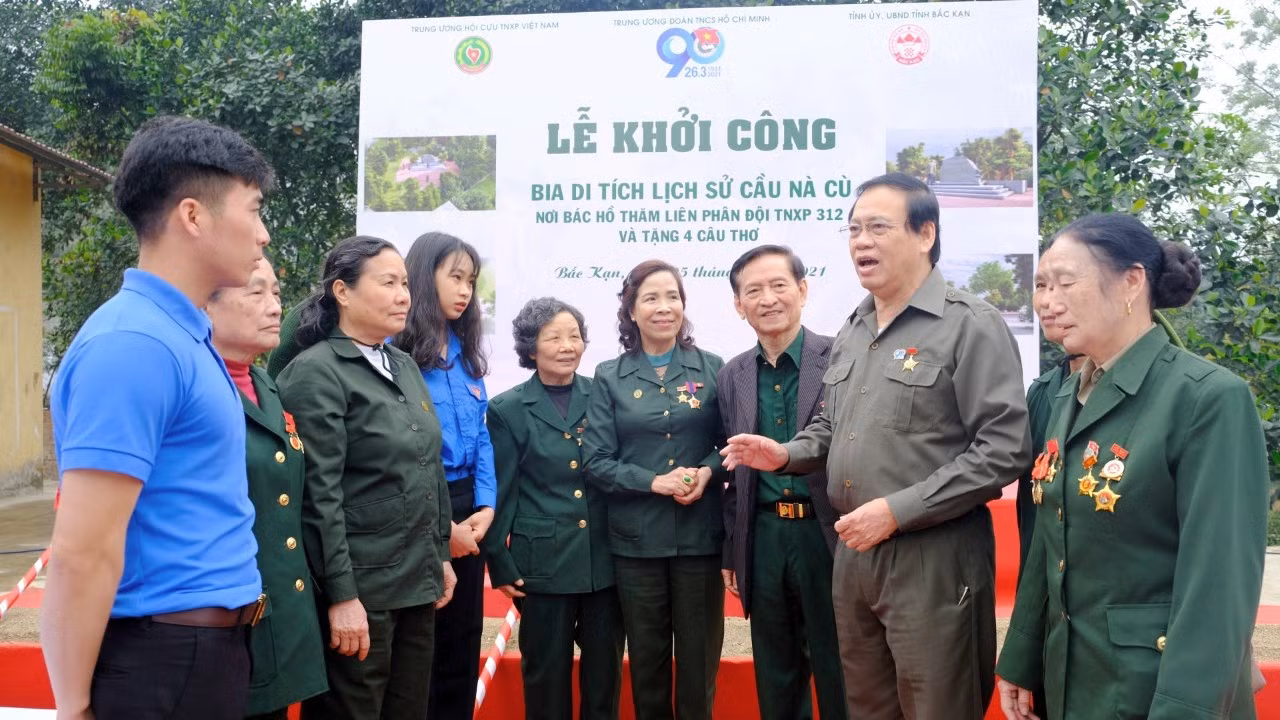 Về một nữ cán bộ Đoàn được phong anh hùng ảnh 4