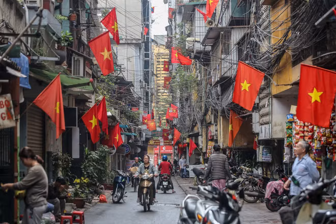 Phố phường Thủ đô rực rỡ cờ đỏ sao vàng ngày 30 Tết ảnh 1