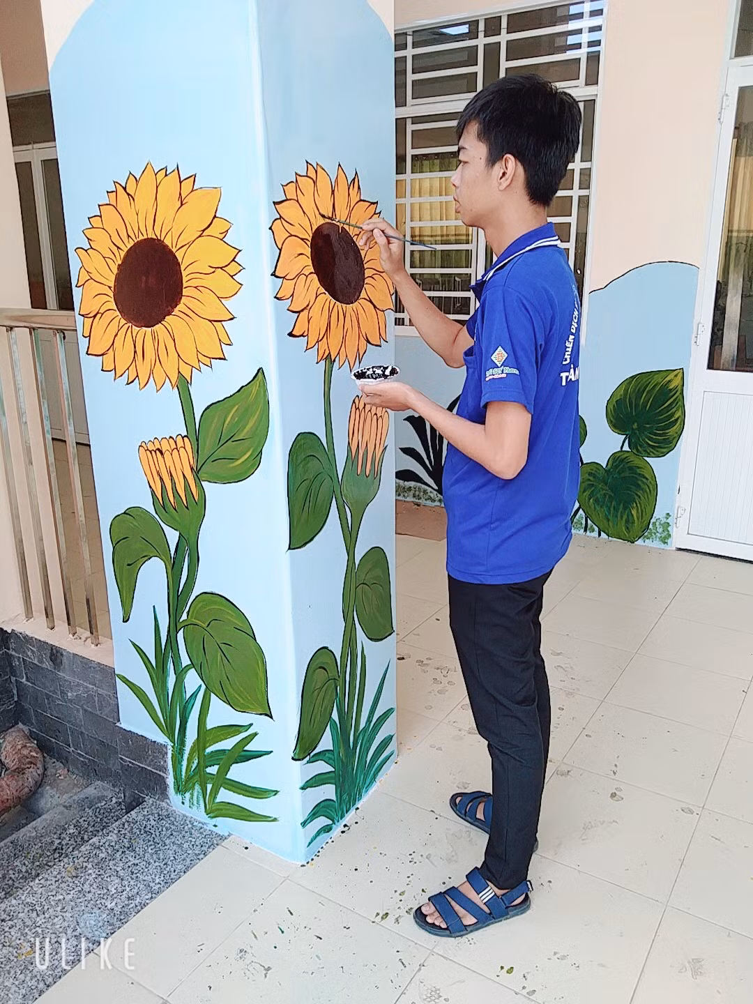 Biến tường cũ kỹ thành bức tranh sinh động đầy màu sắc ảnh 4