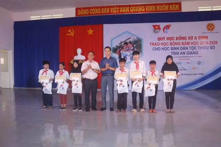 Học bổng Vừ A Dính tiếp sức học sinh dân tộc Chăm ở An Giang ảnh 3