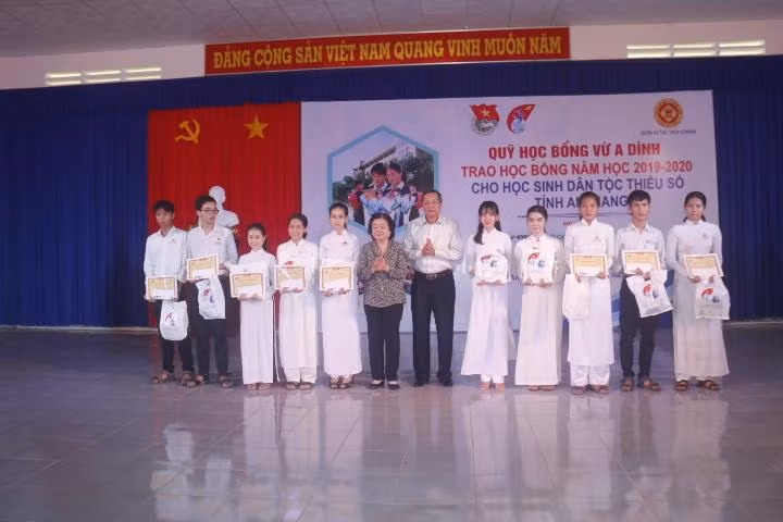 Học bổng Vừ A Dính tiếp sức học sinh dân tộc Chăm ở An Giang ảnh 4