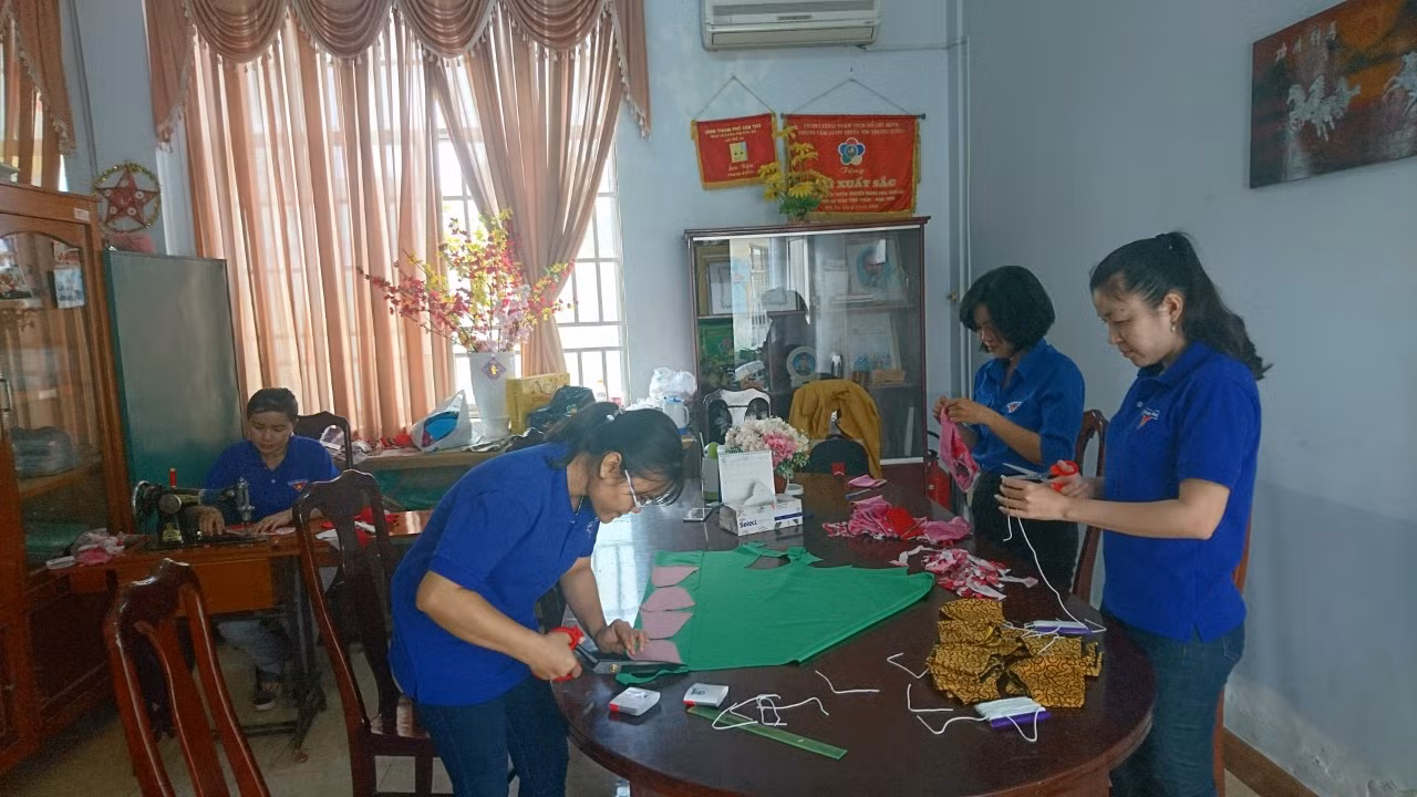 Anh chàng thiết kế khẩu trang rực rỡ phòng dịch bệnh ảnh 5
