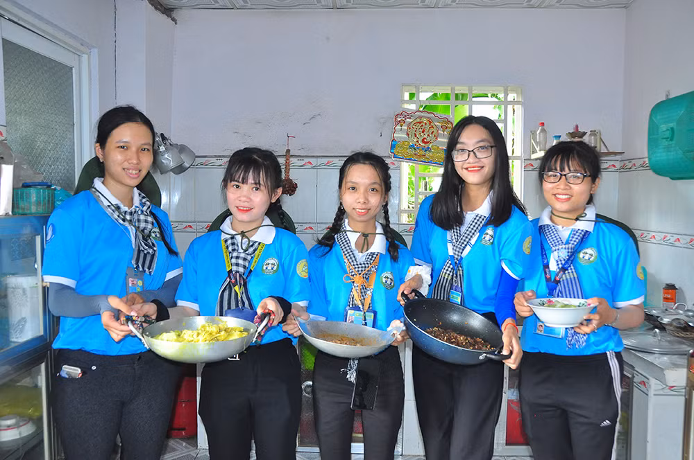 Những tủ bánh mì, khẩu trang miễn phí ấm lòng người nghèo ở Đà Lạt ảnh 8