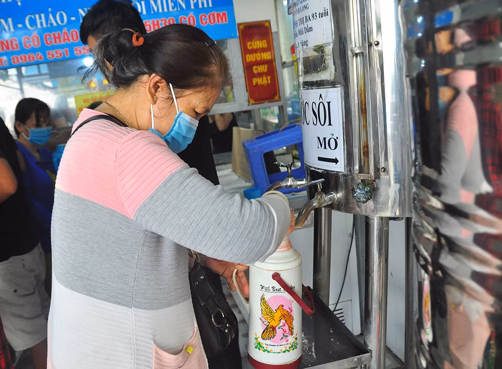 Ấm lòng bữa cơm dành cho bệnh nhân không về quê đón Tết ảnh 11