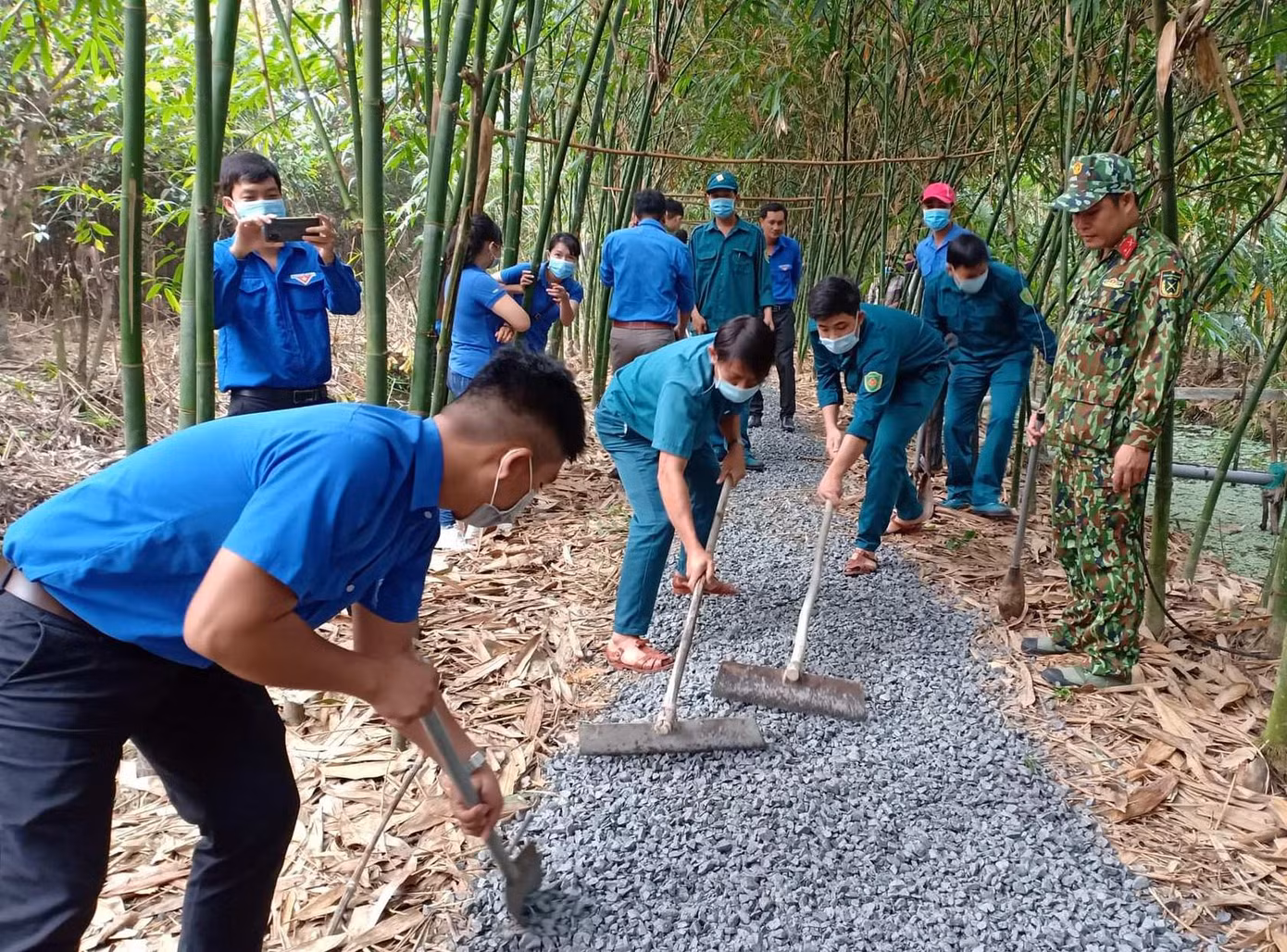 Bình Định ra quân chương trình 'Tháng ba biên giới' ảnh 9