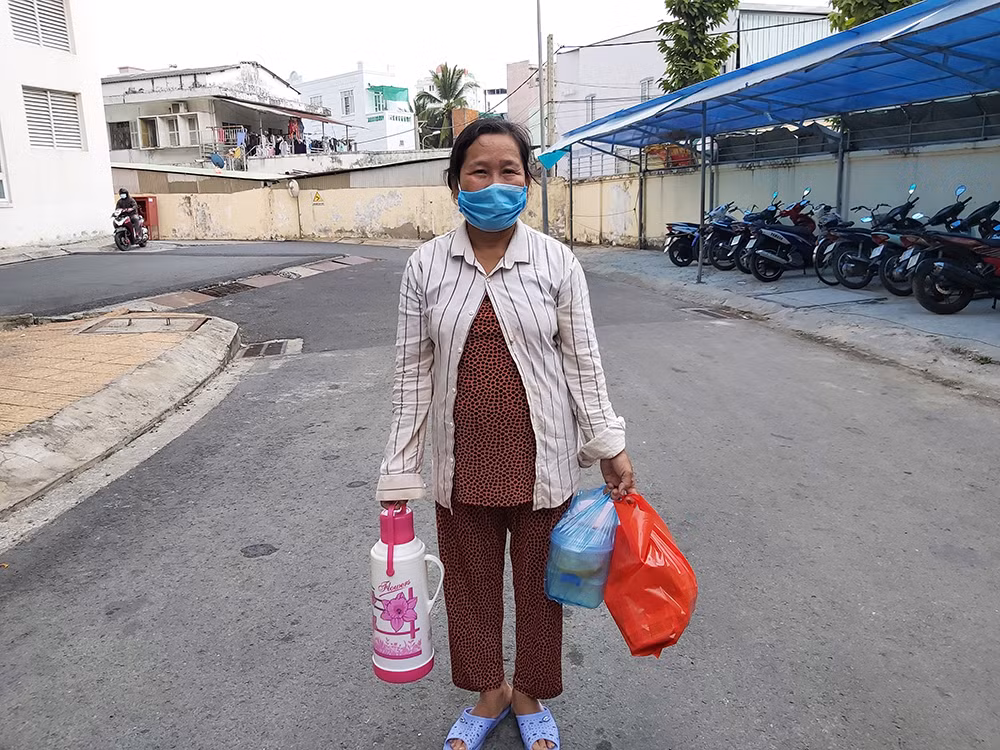 Ấm lòng bữa cơm dành cho bệnh nhân không về quê đón Tết ảnh 2