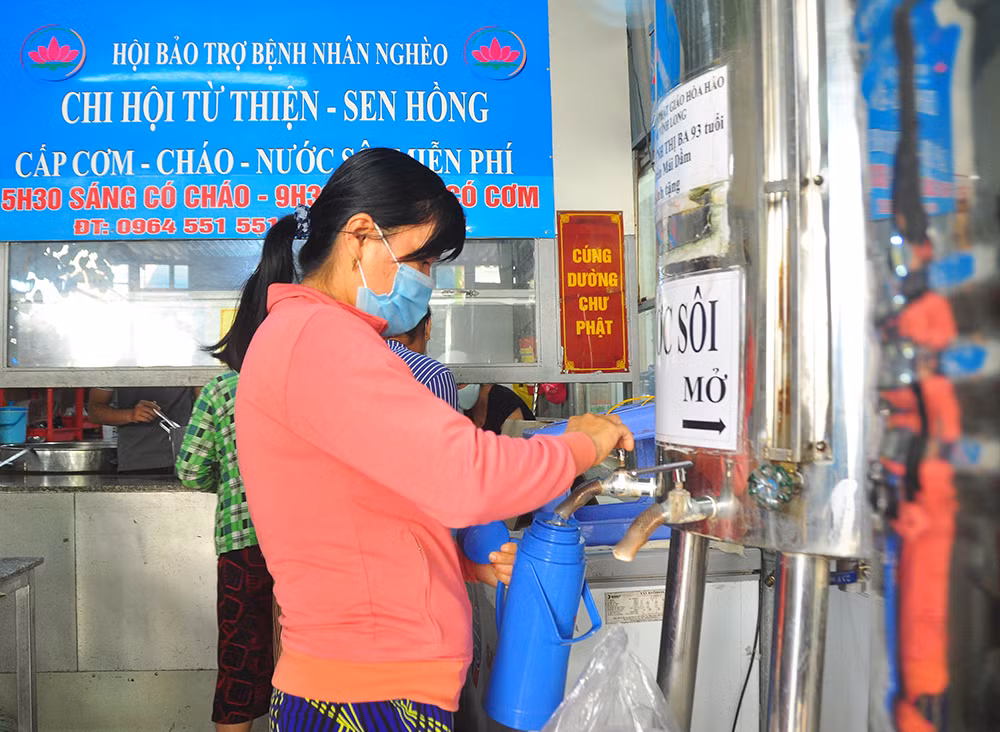 Ấm lòng bữa cơm dành cho bệnh nhân không về quê đón Tết ảnh 13