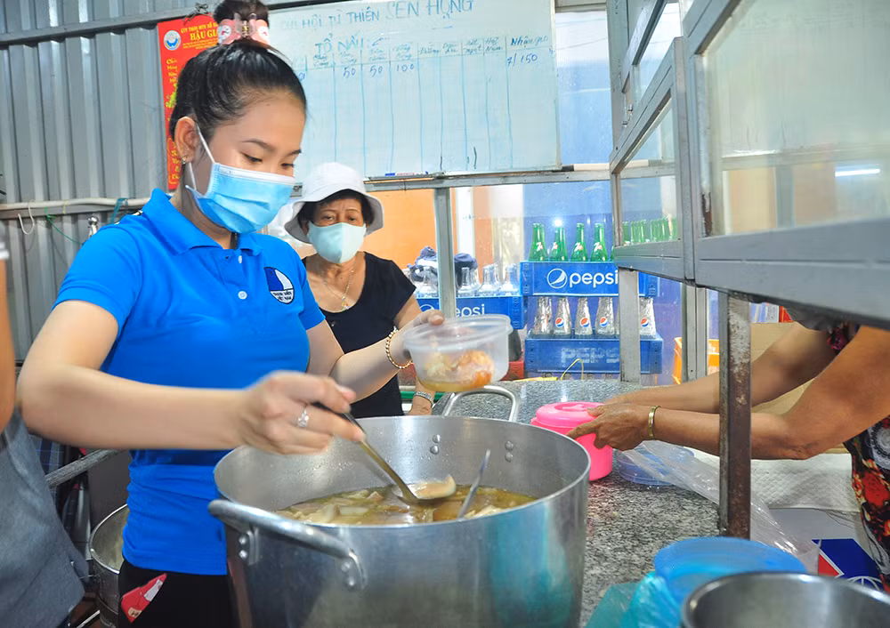 Ấm lòng bữa cơm dành cho bệnh nhân không về quê đón Tết ảnh 4