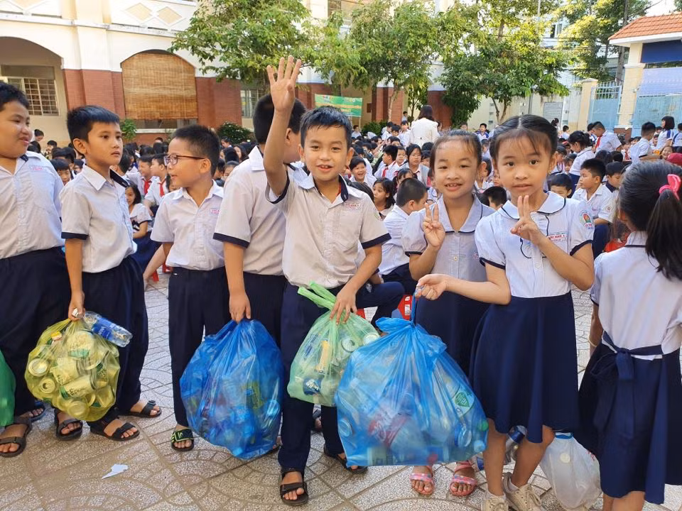 Hoa khôi Huỳnh Thúy Vi đồng hành với thiếu nhi bảo vệ môi trường ảnh 2