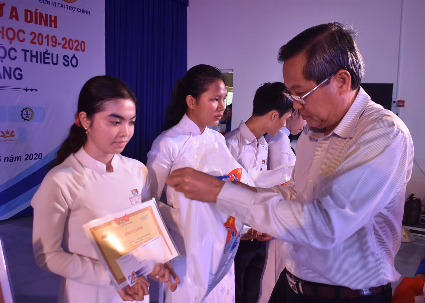 Học bổng Vừ A Dính tiếp sức học sinh dân tộc Chăm ở An Giang ảnh 2