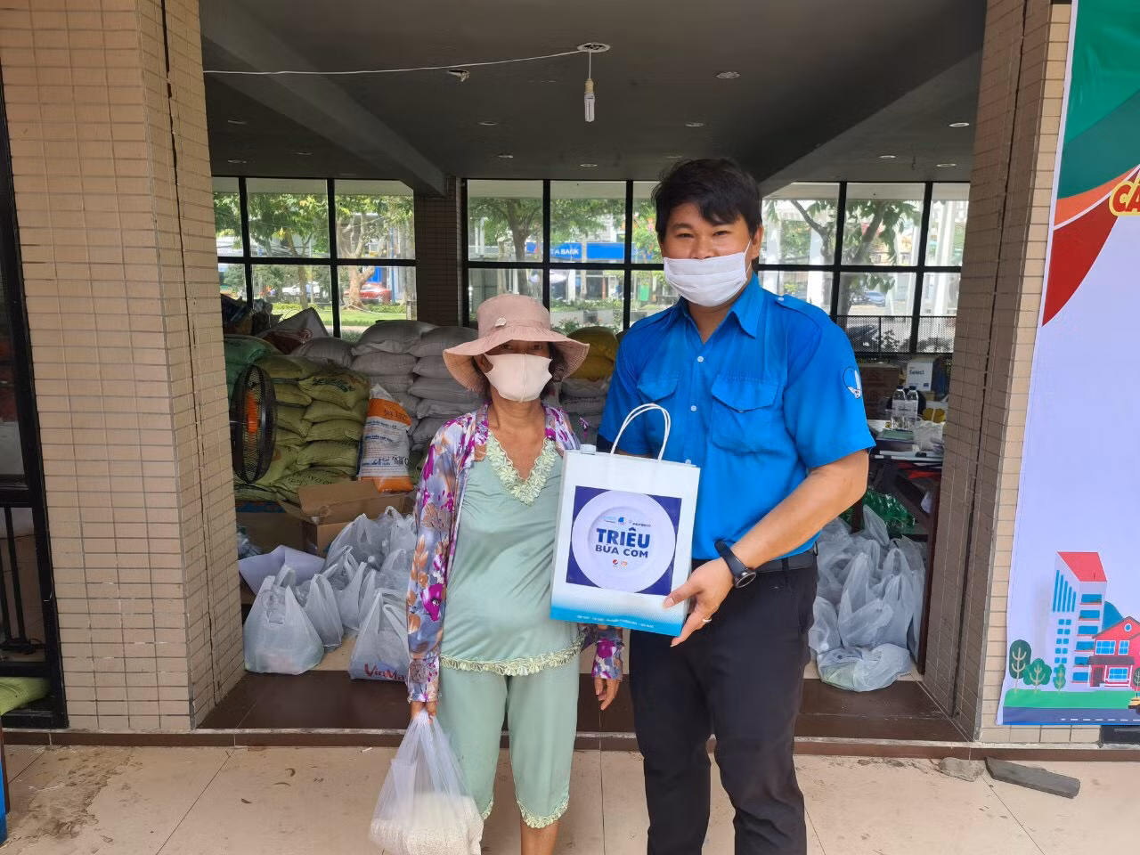 Chương trình 'Triệu bữa cơm' đến với người dân Tây Đô ảnh 4