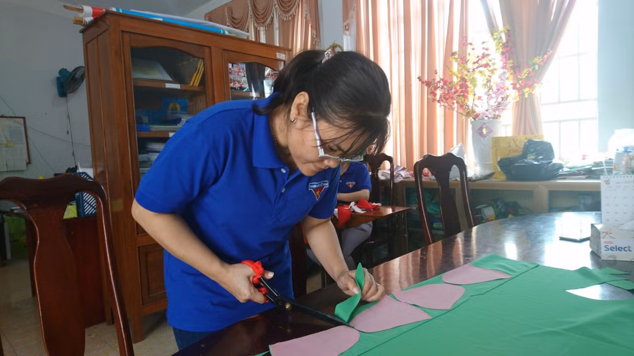 Thanh niên Cần Thơ may 2000 khẩu trang phục vụ học sinh phòng dịch ảnh 3