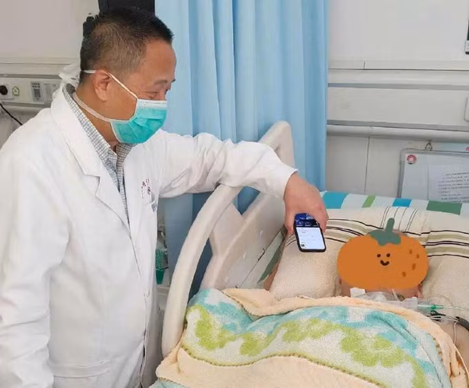 Tiếng hát của Vương Phi đánh thức bệnh nhân hôn mê hơn 1 tháng ảnh 1