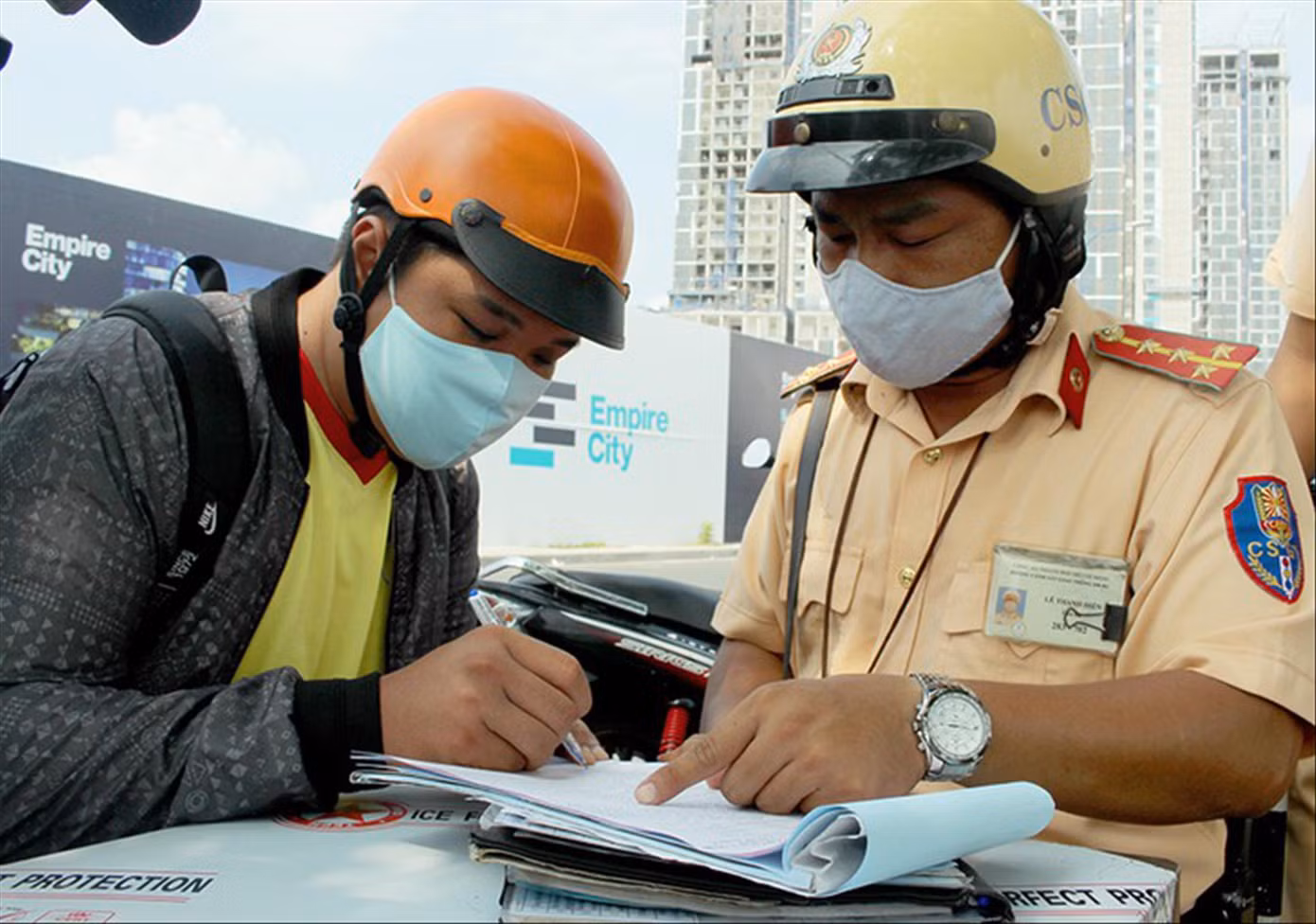 Phạt 'ma men' lái ô tô trên cao tốc, bắt đối tượng mang theo ma túy ảnh 2