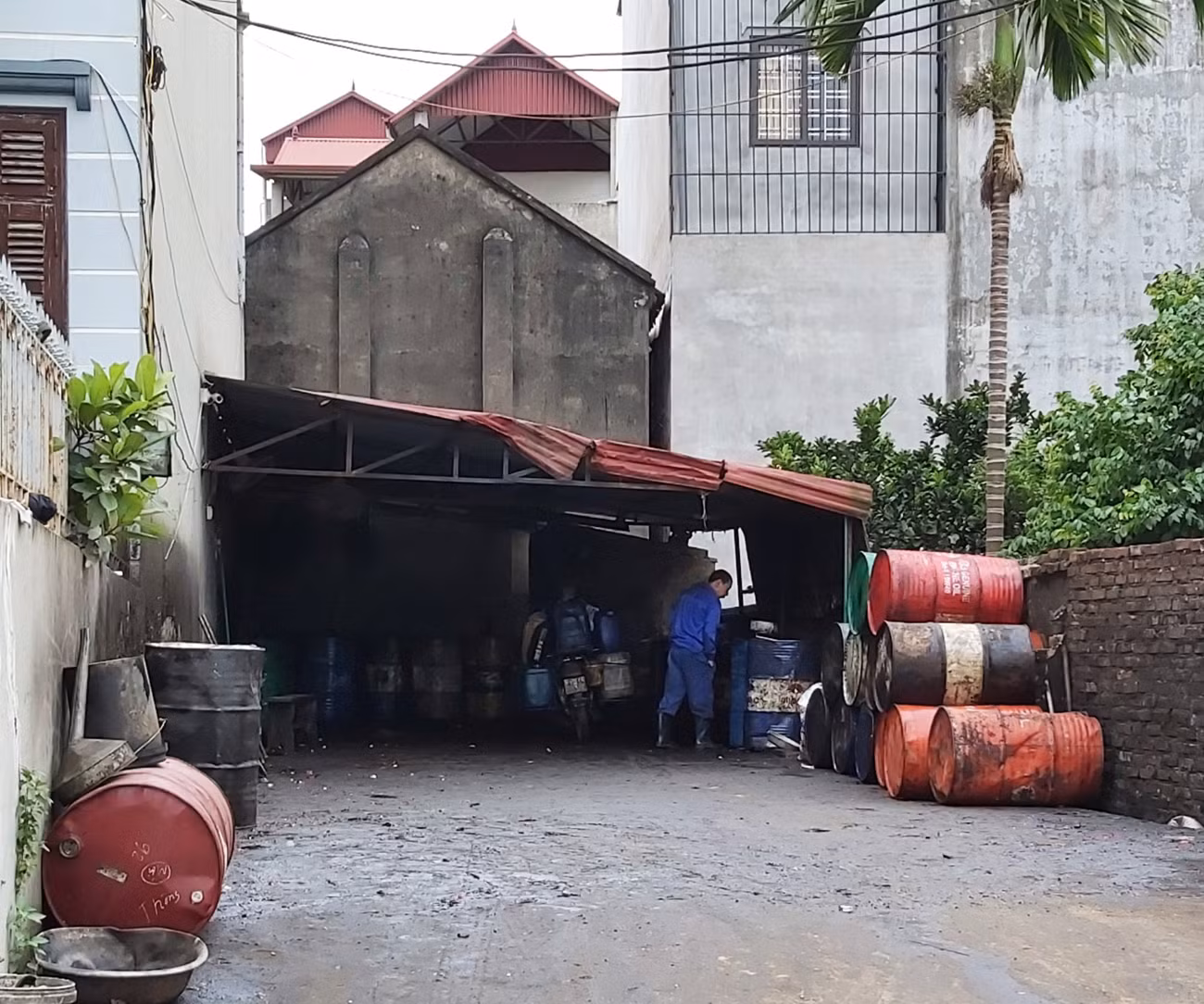 Cận cảnh làng thu gom dầu nhớt thải lớn nhất miền Bắc ảnh 9