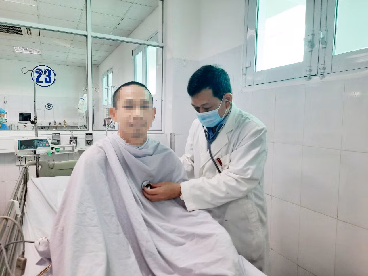Phẫu thuật khẩn cấp cứu sống bệnh nhân bị đâm thủng tim ảnh 1
