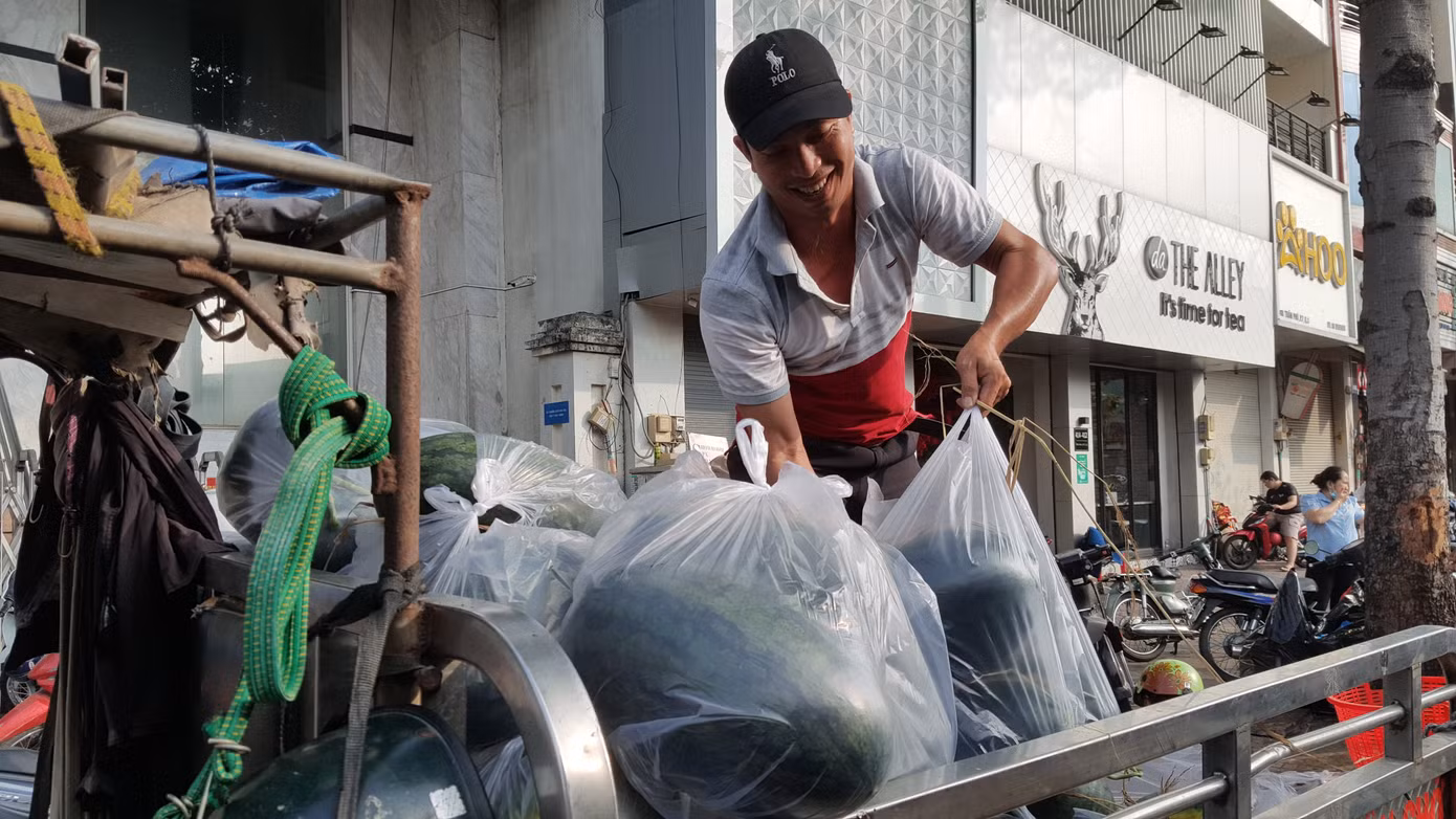 Bạn trẻ mua 27 tấn dưa hấu mang về phát miễn phí ảnh 3